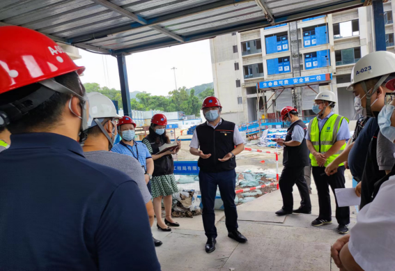 佳保陪某领导对项目安全生产和疫情防控检查