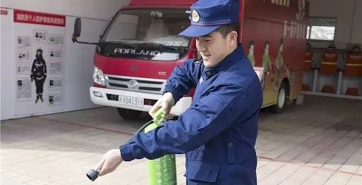 你会正确使用灭火器么？